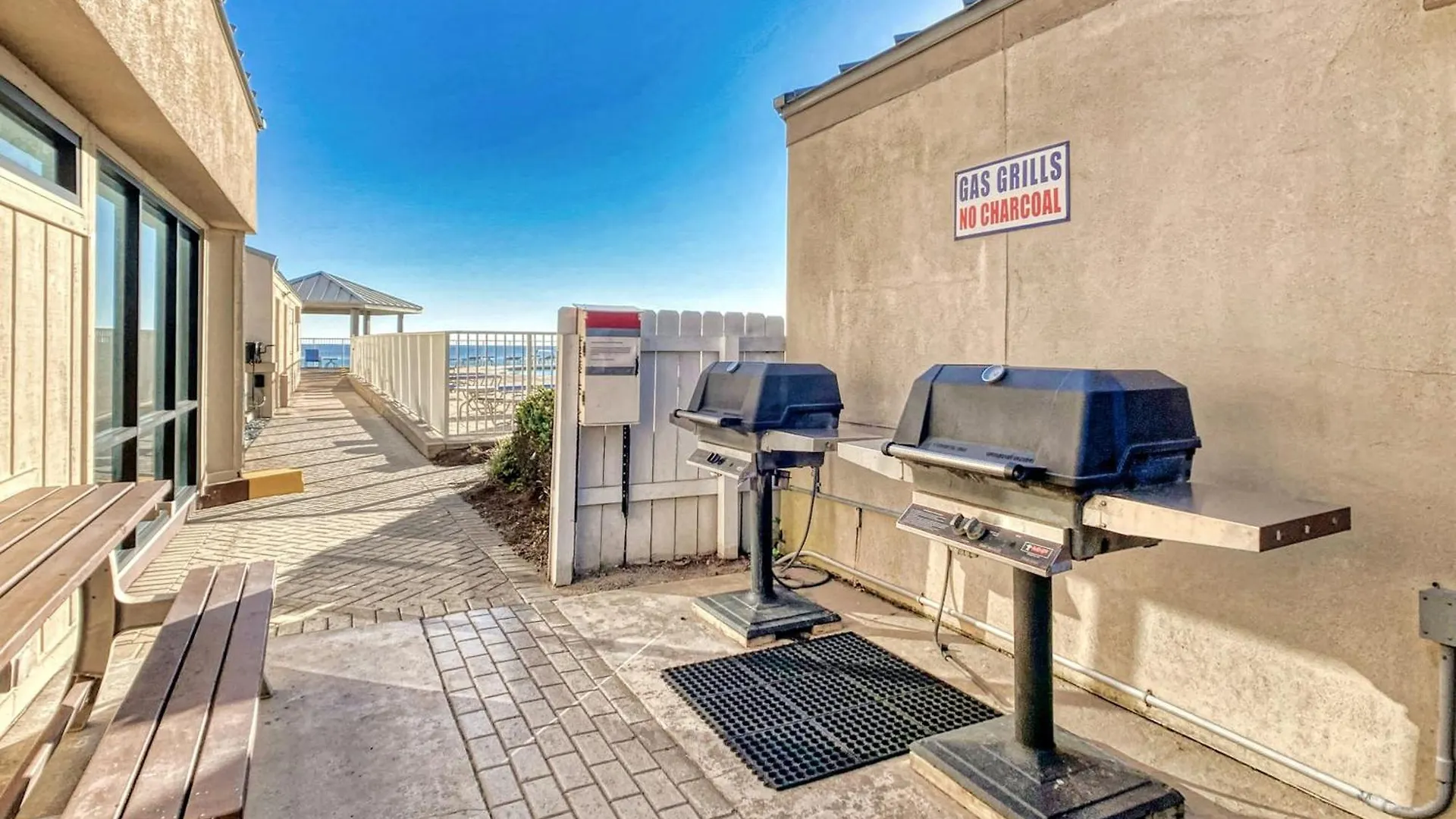 Beach House Condominiums C602 - Beachfront With Pool, Wifi, & Beach Service Destin Apartment